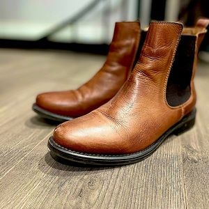 “Little burgundy” ankle boots